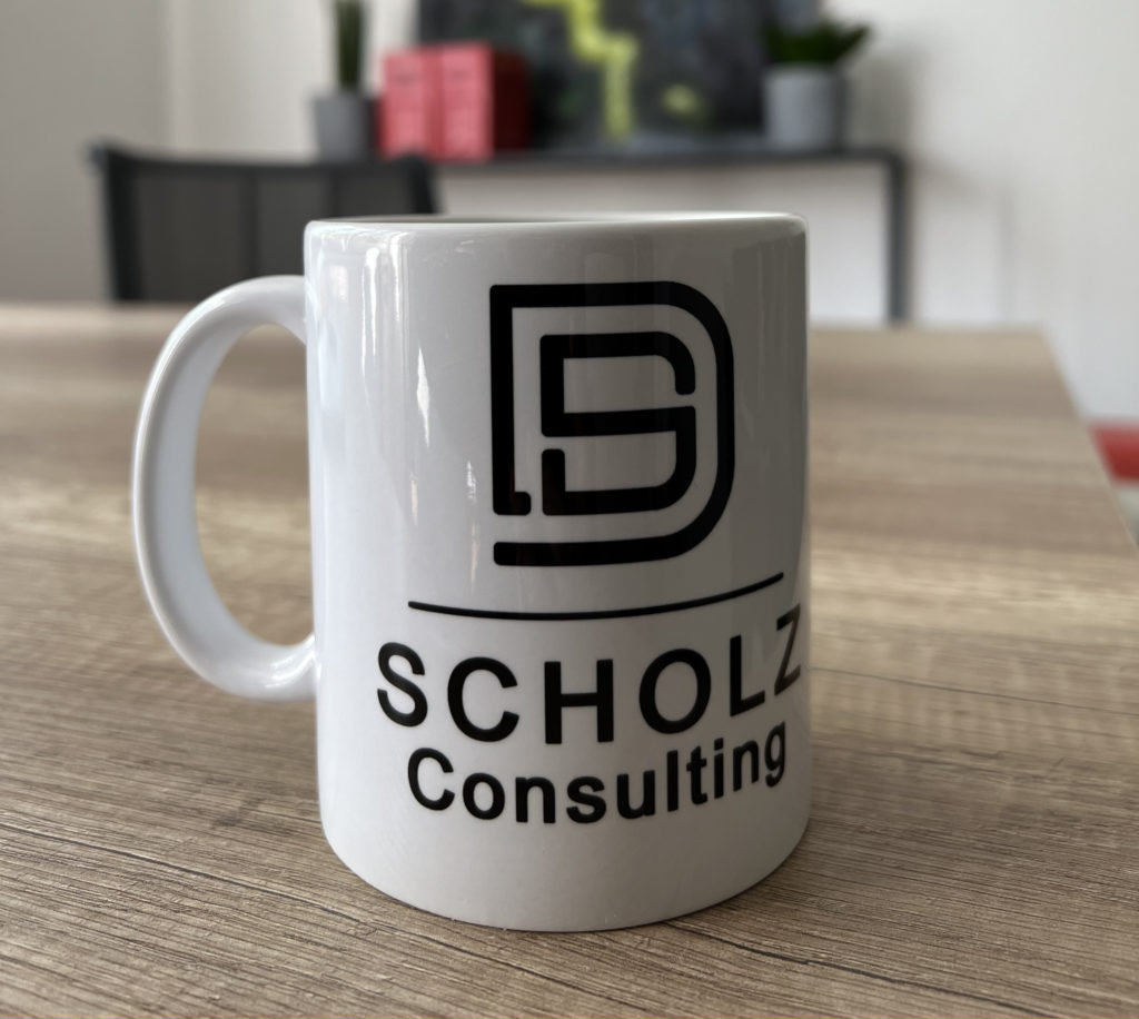 Tasse mit Logo von Scholz Consulting.