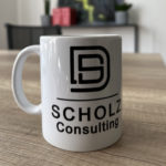 Tasse mit Logo von Scholz Consulting.